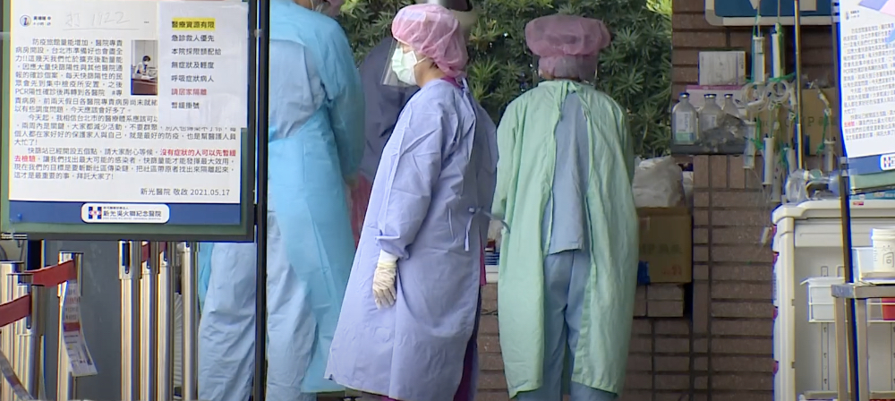 醫護人員身穿防護衣、口罩，站在第一線對抗新冠病毒。圖：台視新聞