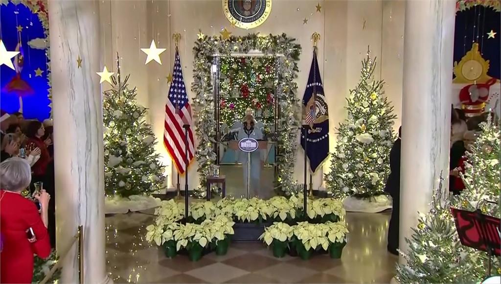 感恩節剛過，美國白宮換上耶誕新裝。圖／美聯社