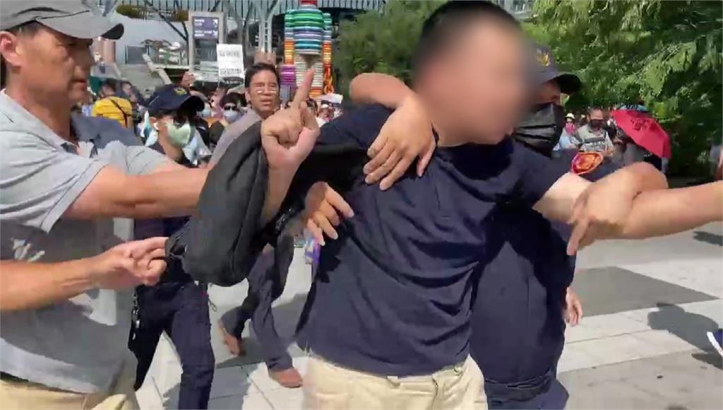 青鳥行動528串聯台中站發生肢體衝突，男子被警方帶回。圖／台視新聞