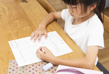 孩子「左撇子」改右手比較好？醫給答案  家長千萬別做這件事