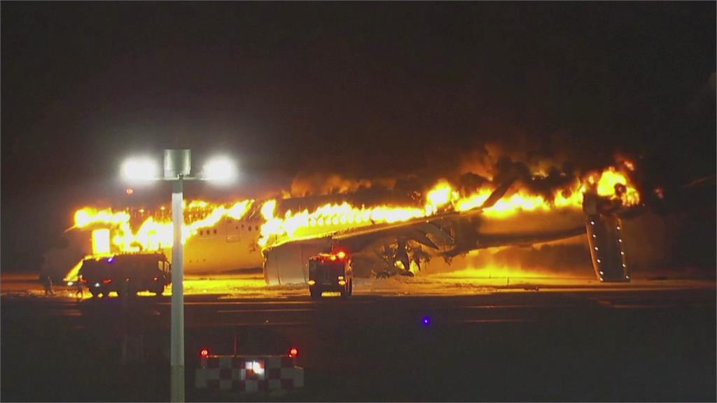 羽田機場2號發生飛機相撞意外。圖／美聯社、路透社
