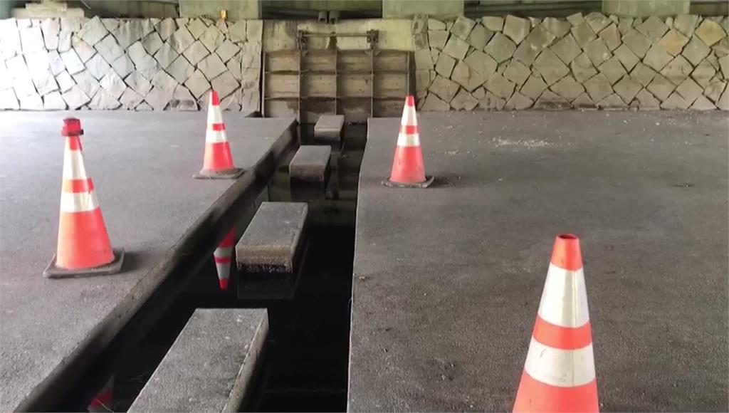 彰化鹿港溪廊道今年2月完工，成為當地居民散步休憩的新景點，但有民眾控訴設計暗藏陷阱。圖／台視新聞