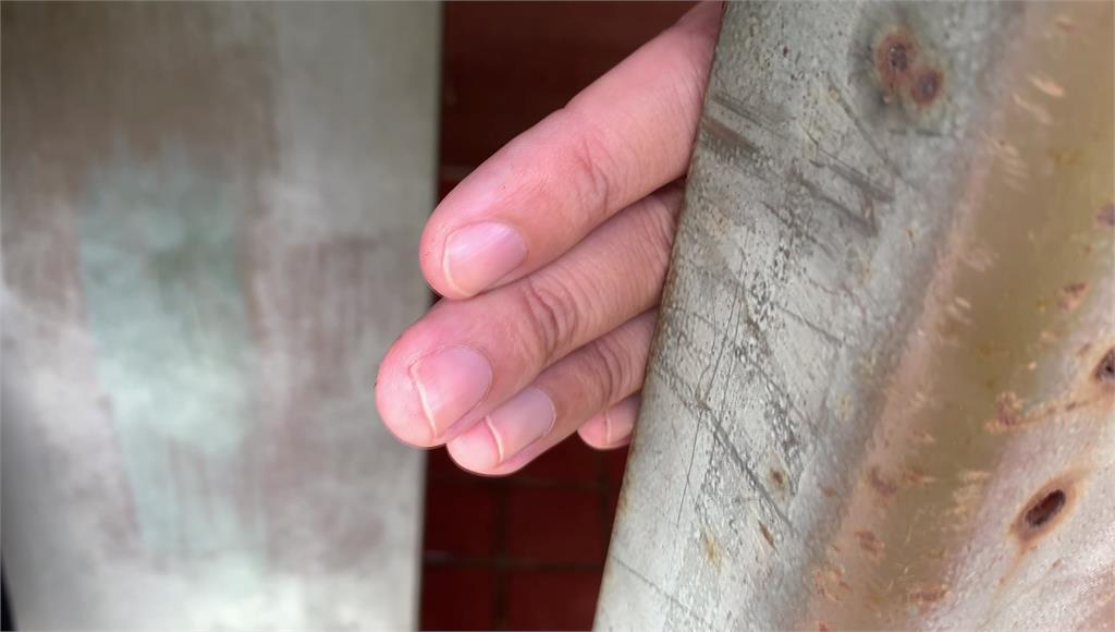 羅姓工人使用竹東生態公園公廁，被門夾斷左手中指，申請國賠。圖：台視新聞