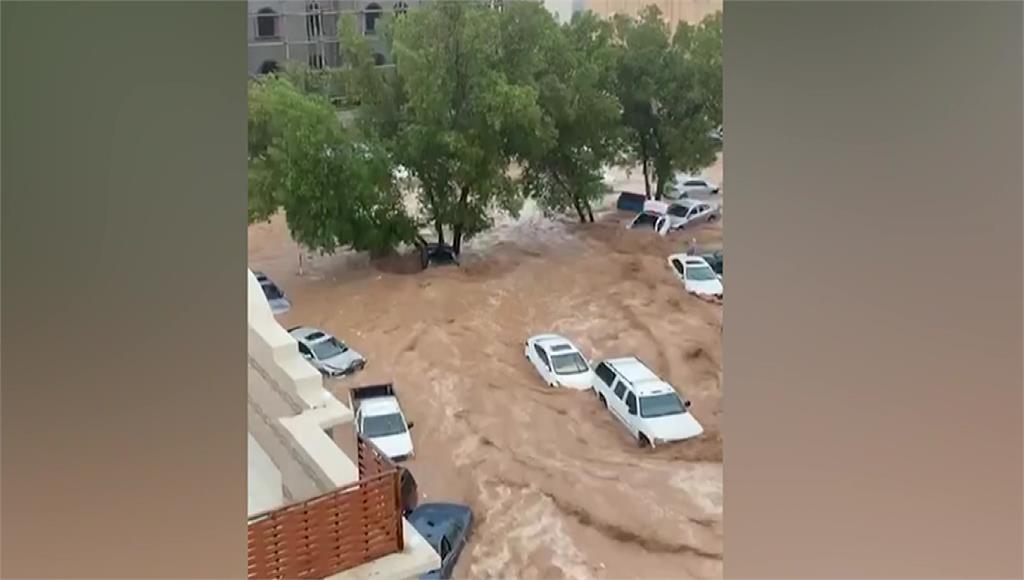 沙烏地阿拉伯暴雨成災。圖／路透社、美聯社