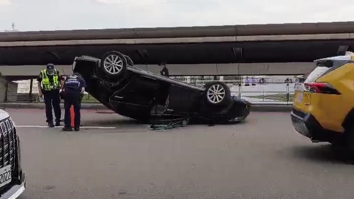桃機一航廈爆追撞意外！轎車烏龜翻「四輪朝天」　接機區一度卡死