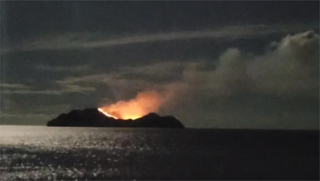 台東外海一座無人島發生火災，消防隊無法登島滅火，僅能對島上的火勢進行監控。圖／台視新聞