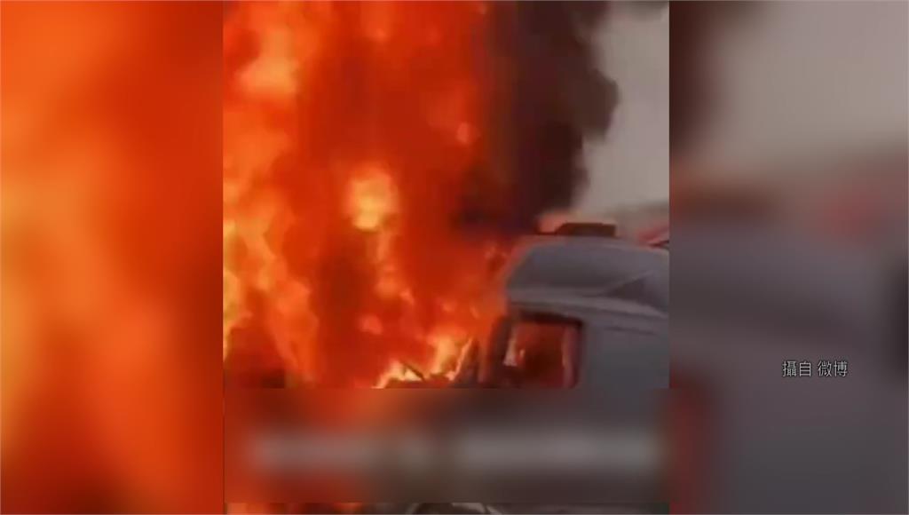 湖南高速公路49車連環撞，引發大火延燒。圖／翻攝自微博