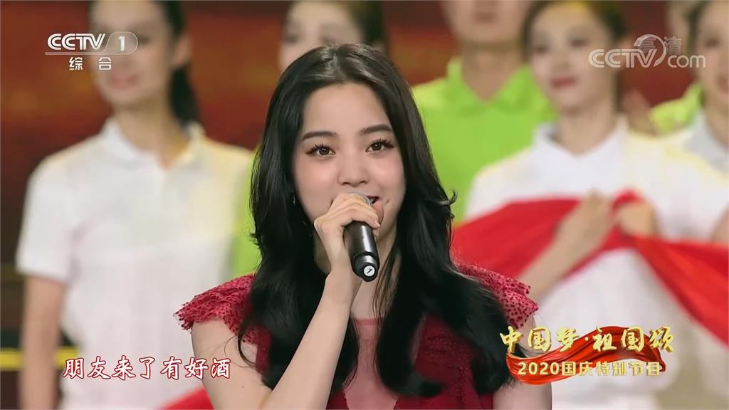 歐陽娜娜登央視國慶晚會唱《我的祖國》。圖：翻攝自CCTV中國中央電視台