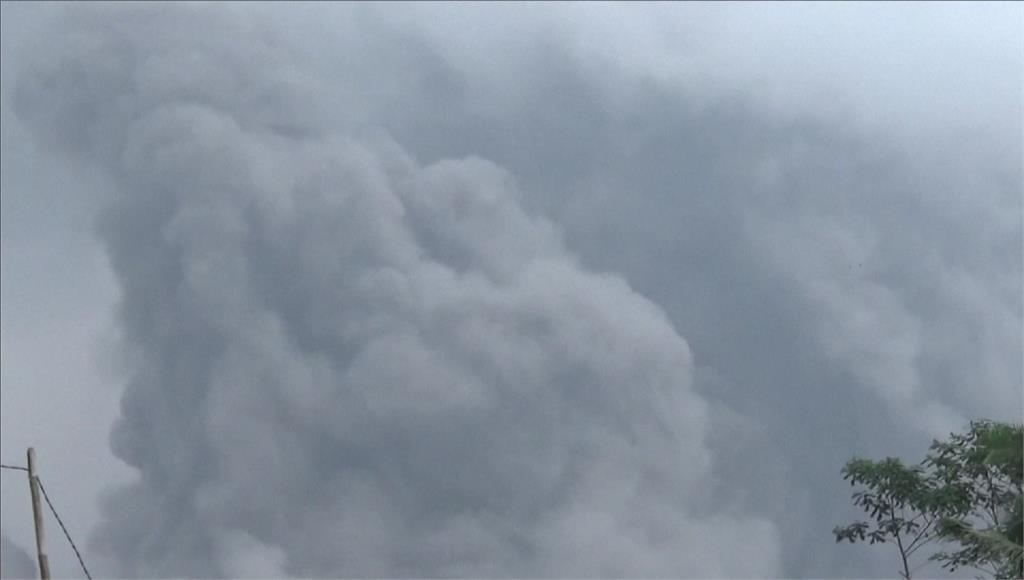 印尼爪哇島的「塞梅魯火山」今日凌晨2點多突然爆發。圖／美聯社、路透社