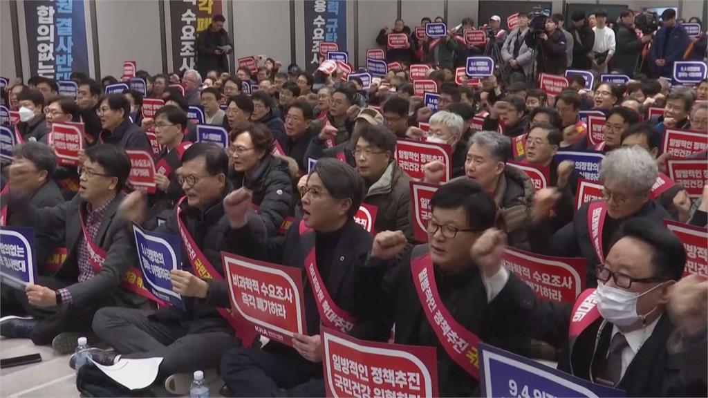 南韓大量醫師走上街，抗議政府大幅擴招醫學生的決策。圖／畫面攝自AP