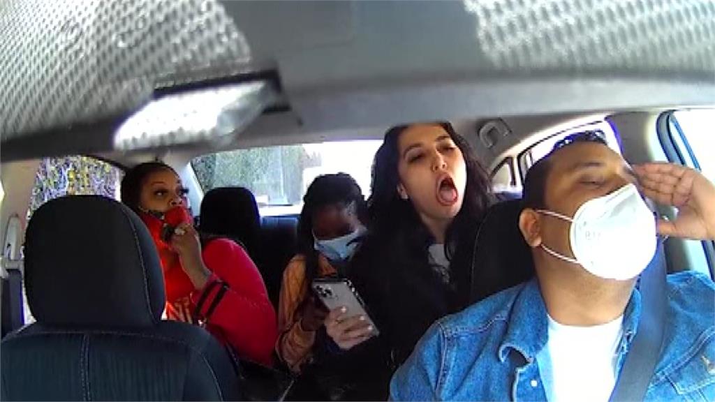 女乘客脫掉口罩，瘋狂對司機咳嗽。圖／Subhakar Khadka提供
