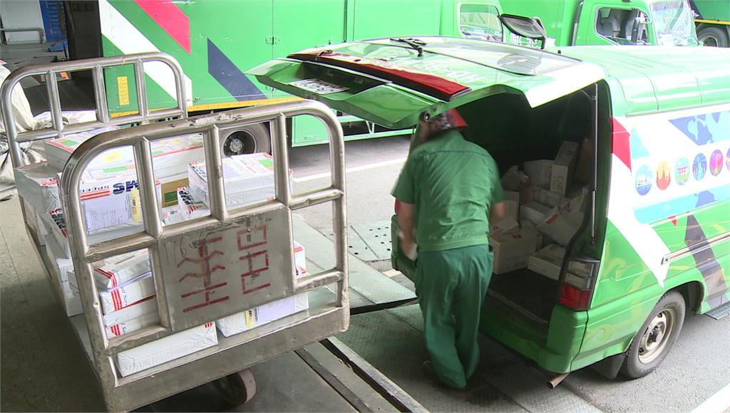 中華郵政緊急訂定「投遞作業防疫措施」，將「暫停」郵差上樓投遞包裹、快捷郵件的服務。圖／台視新聞