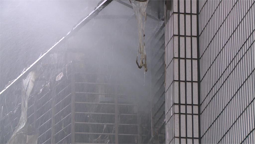 北市信義區一處民宅2樓陽台燒到焦黑，疑客廳推放物起火。圖／台視新聞