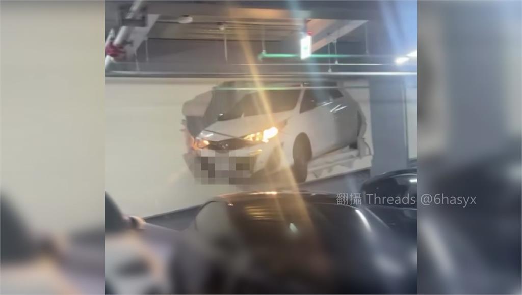 不是3D壁畫！桃園停車場轎車衝破牆　落石砸3車遭殃