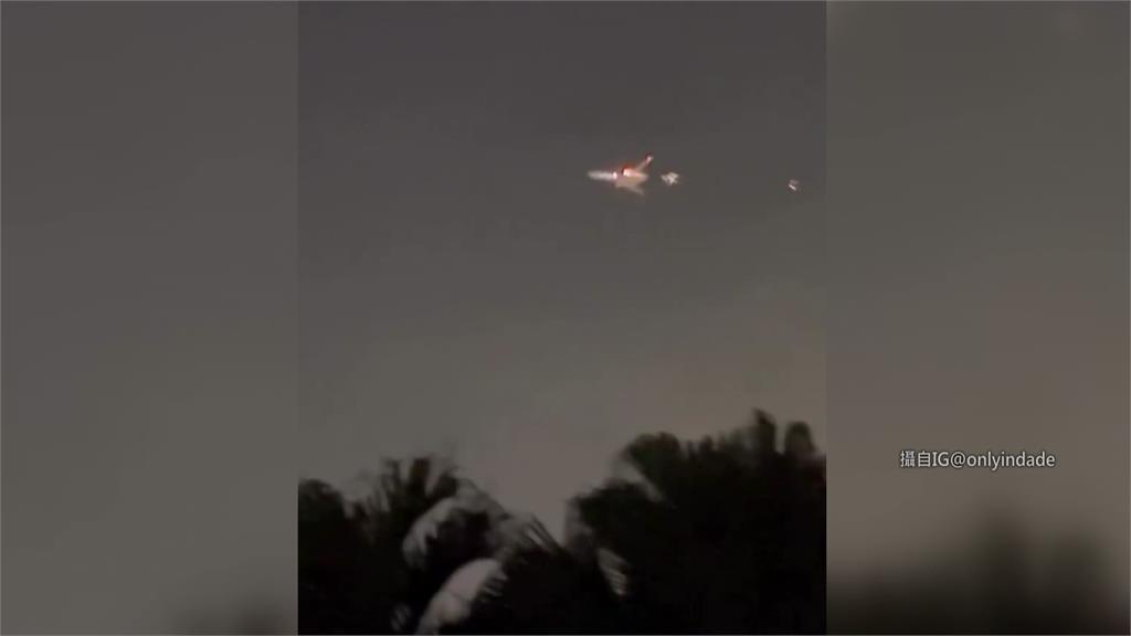 飛機左邊引擎一面飛一面噴出火花，令人怵目驚心。圖／翻攝自Instagram@onlyindade