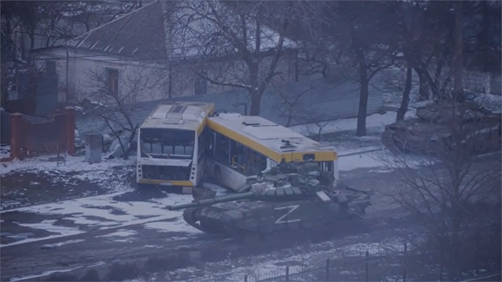 俄軍坦克進入馬里烏波里 ，砲轟民宅。圖／翻攝自AP Direct