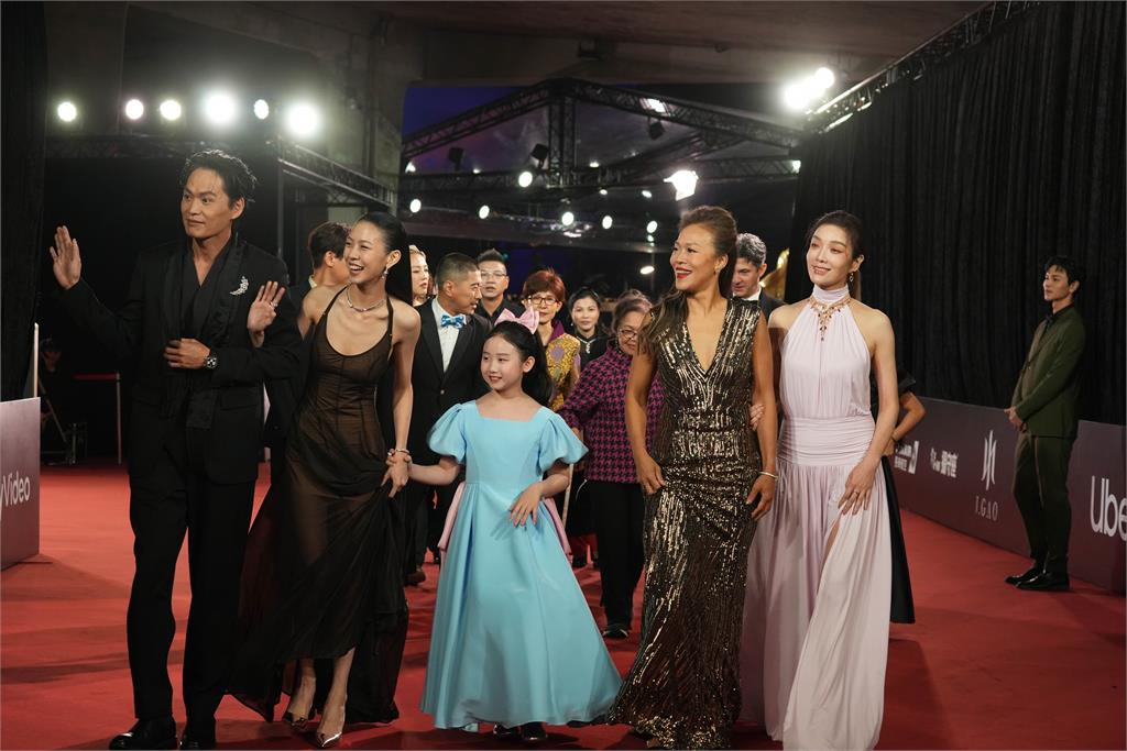 金馬62／《左撇子女孩》劇組紅毯亮相！葉子綺曝劇中趣事萌翻全場