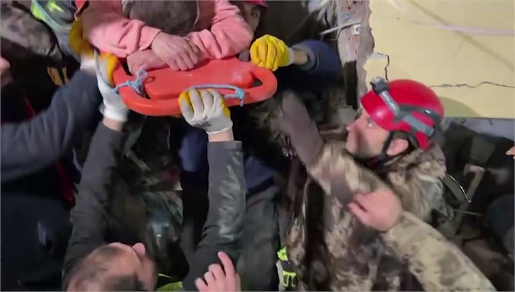 土耳其災區傳來令人振奮的消息，一名婦人受困瓦礫堆中90小時後奇蹟獲救。圖／美聯社、路透社、CNN