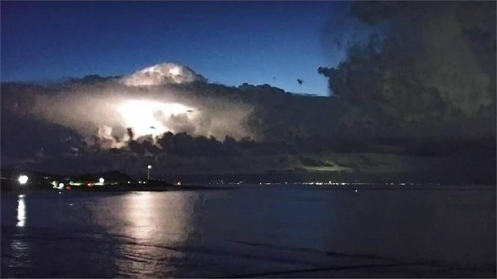 鄭明典曝「巨大對流雲」驚人照片。圖／翻攝自Facebook@mdc.cwb