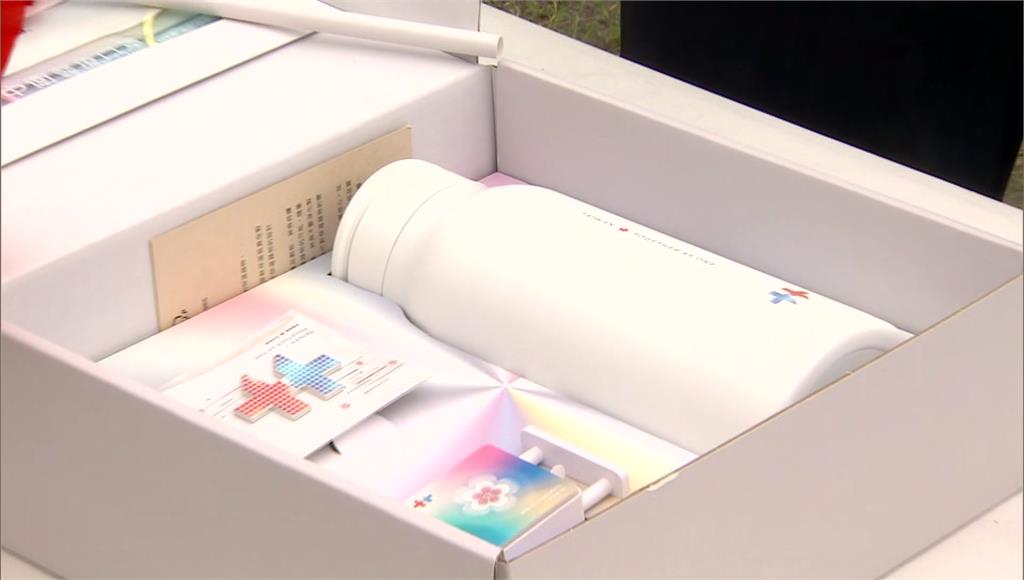 國慶紀念品包全公開！首推磁吸保溫瓶、雙十迷你燈箱大獲好評