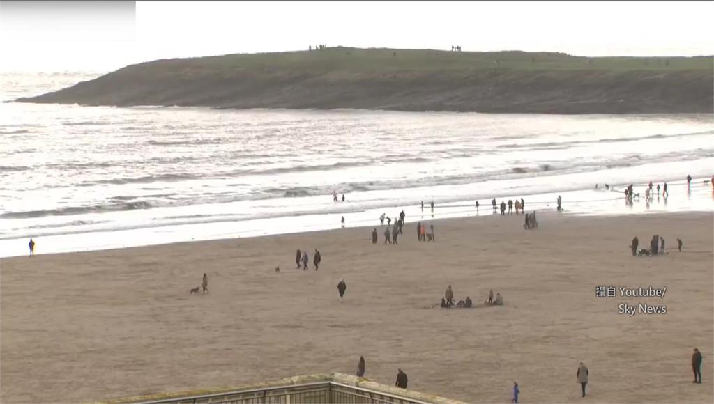 英國迎來最暖新年，民眾到海邊感受陽光。圖／翻攝Youtube/Sky News