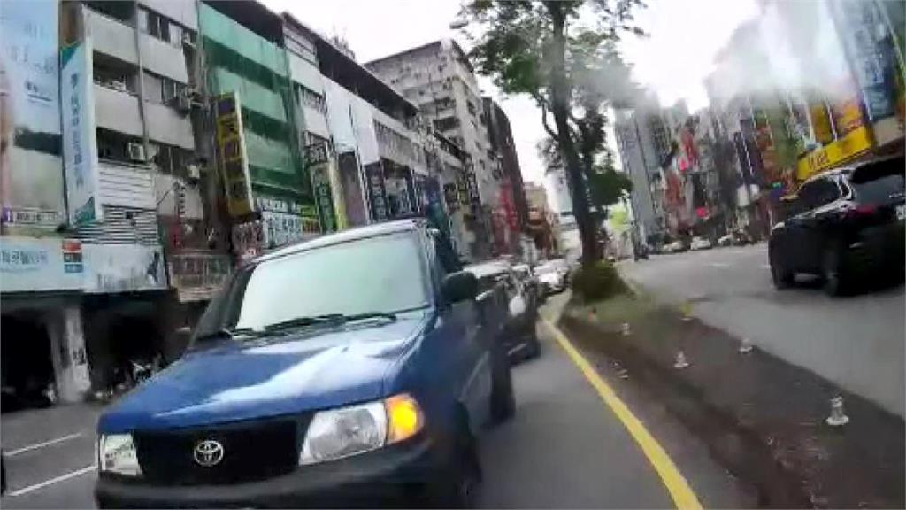 駕駛拔斷這一根！貨車擋道害大塞車　警察靠這招解危