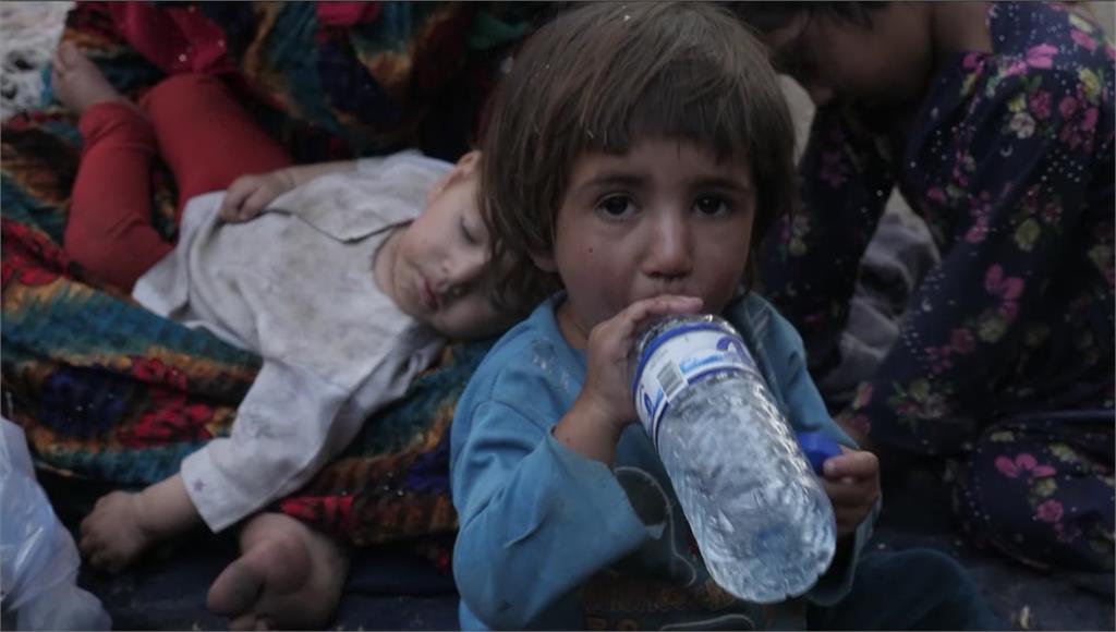 神學士1週拿下15省府，阿富汗已有39萬名難民。圖／翻攝自AP Direct