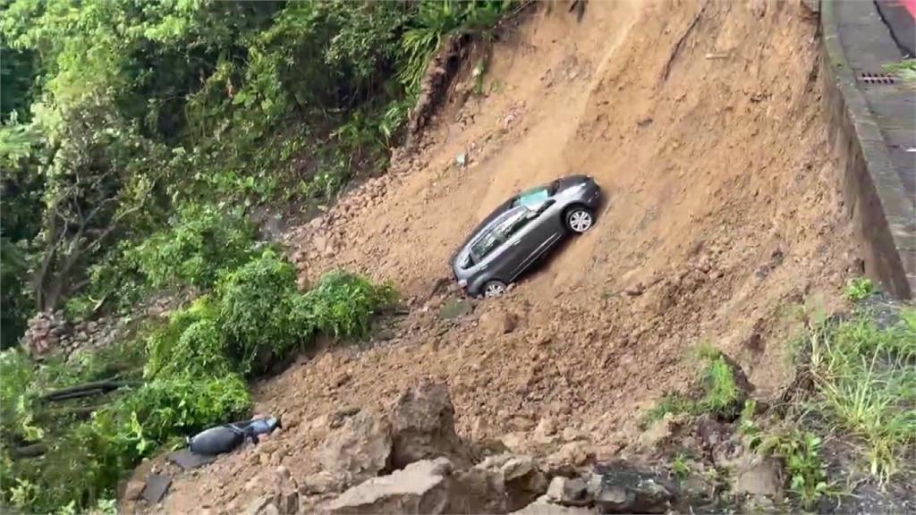 新店涵煙翠社區前土石崩落 4機車1汽車墜崖