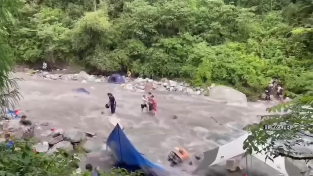 中國四川龍漕溝山洪爆發，遊客被困在溪中的大石頭上面。圖／翻攝自YouTube