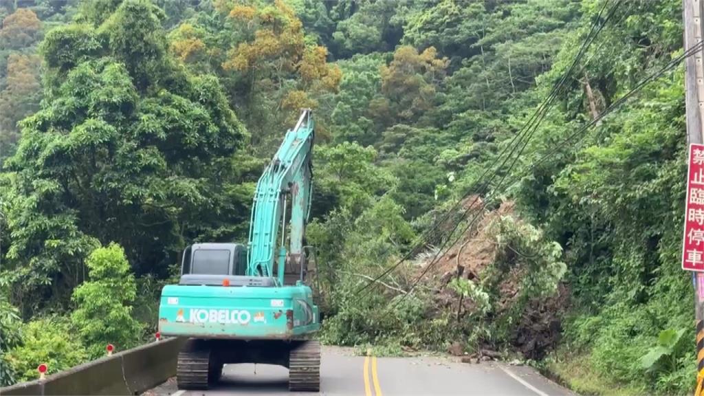 苗26線公館路段土石崩落 扯斷電線桿釀17戶停電、估21時復電