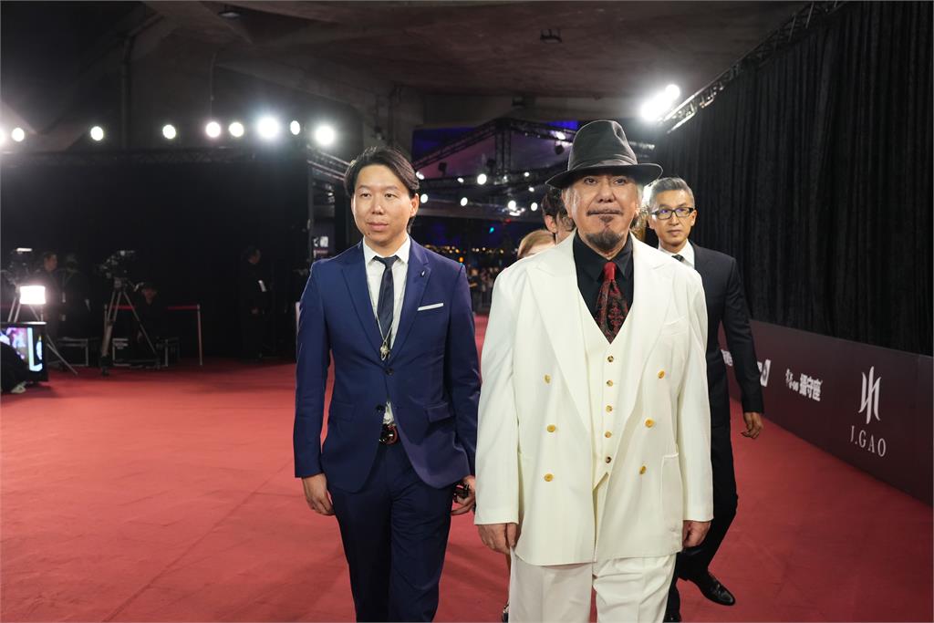 金馬62／黃秋生「白色紳士風」帥登紅毯！笑曝：全身上下帽子最貴