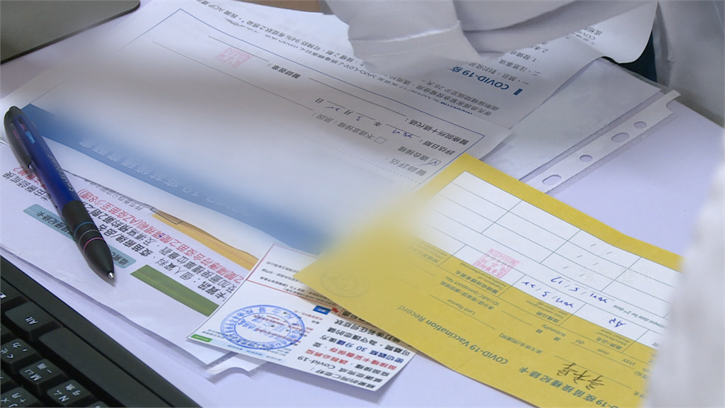 日本未承認台灣的接種證明「小黃卡」。圖／台視新聞