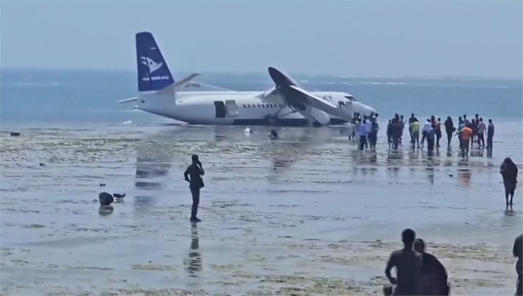 索馬利亞客機迫降！衝進海灘 機上55人全數生還