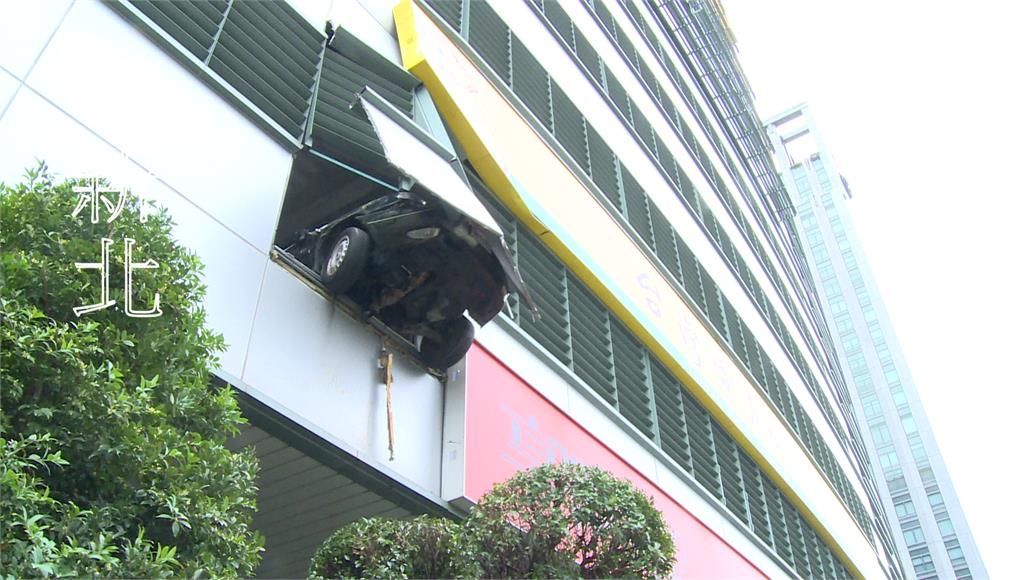 不是愚人節P圖... 80歲翁誤踩油門撞破停車場外牆