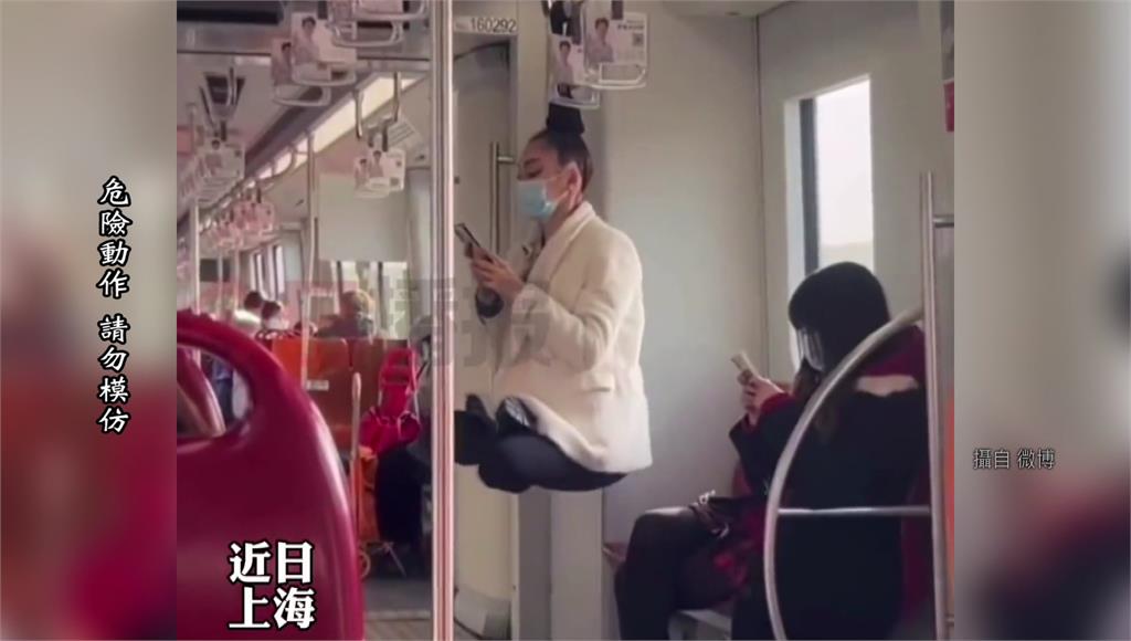 中國一名女子將頭髮綁在地鐵把手上盤腿懸空。圖／翻攝自微博
