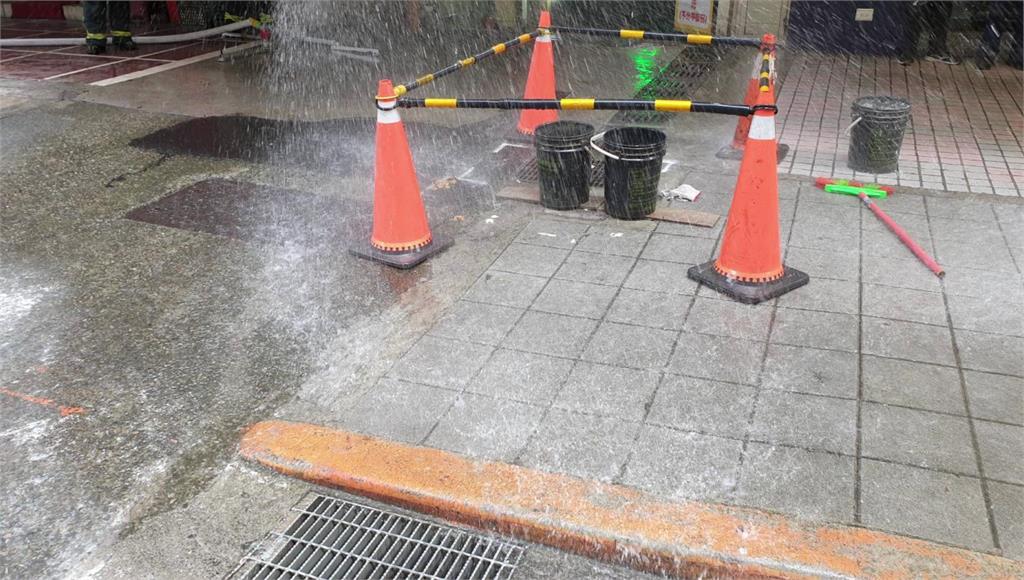 北市林森北路挖破管線釀「瓦斯外洩」 消防隊緊急射水戒備