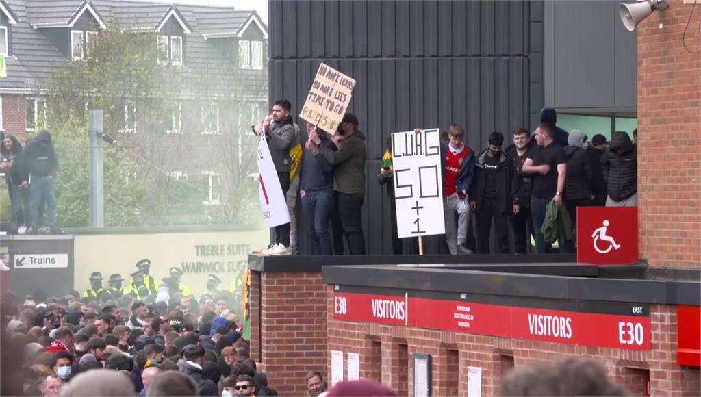 英國球迷聚集在球場外抗議。圖／台視新聞