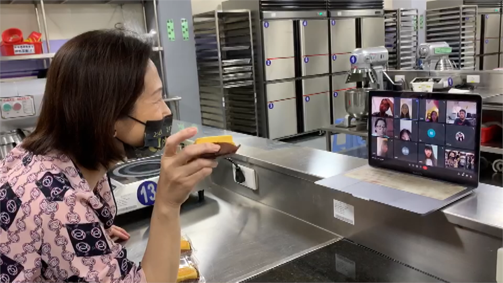 遠東科大餐飲系老師對著鏡頭向學生展示芒果塔成品。圖／台視新聞