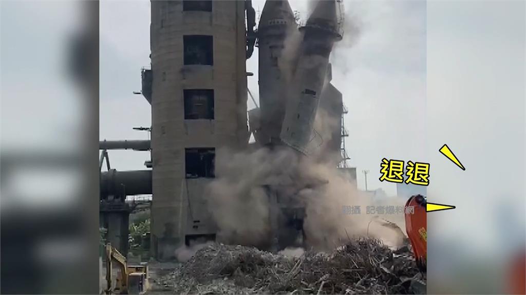 東南水泥高雄廠內的噴霧塔倒塌，造成1人死亡。圖／翻攝自記者爆料網