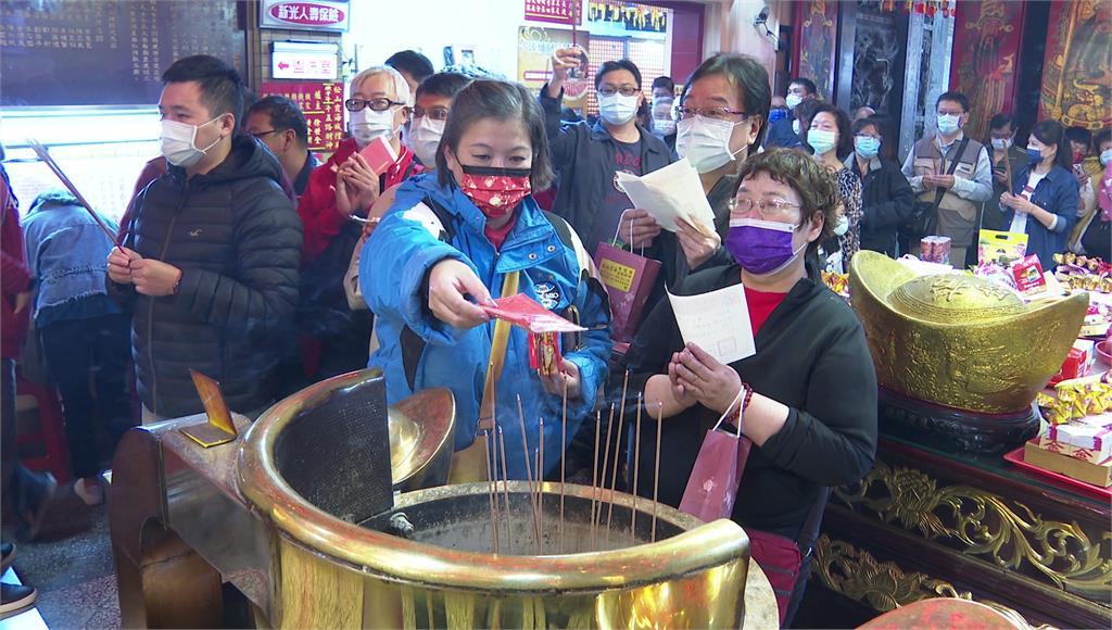 初五迎財神！ 人潮湧霞海城隍廟求財運