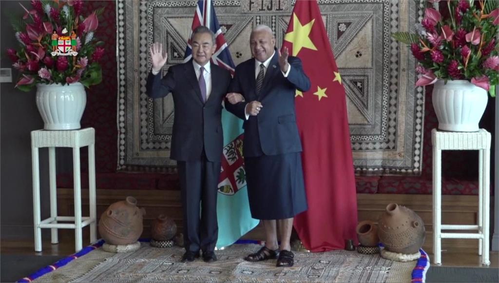 中國外交部長王毅（左）出席外長峰會。圖／翻攝自AP Direct
