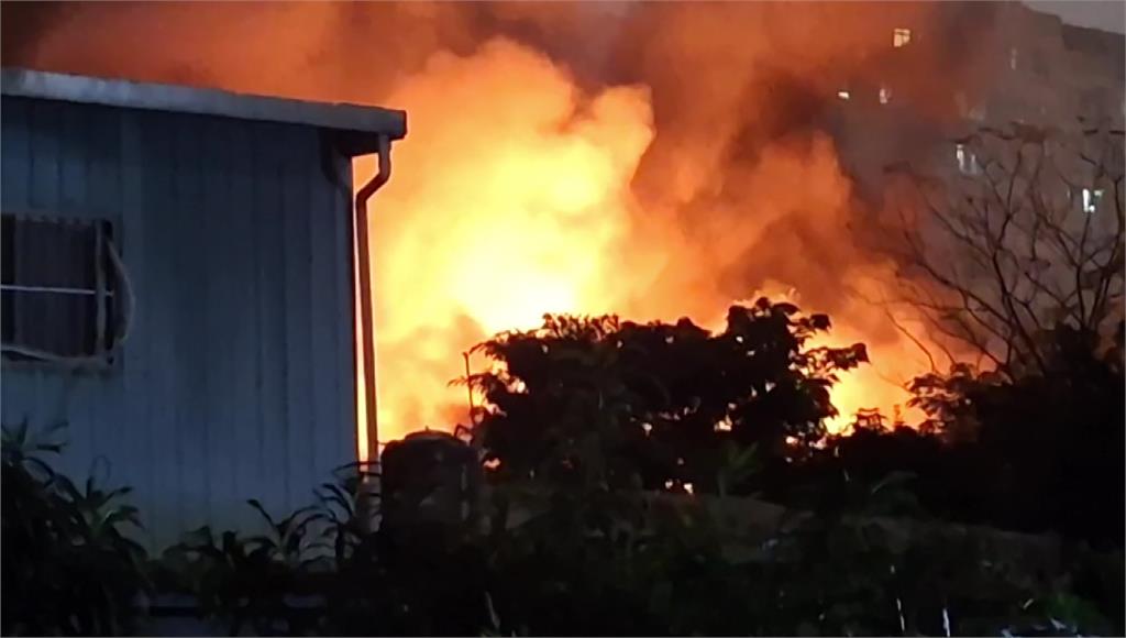 萬華雙和市場大火狂燒 救出一男意識清醒