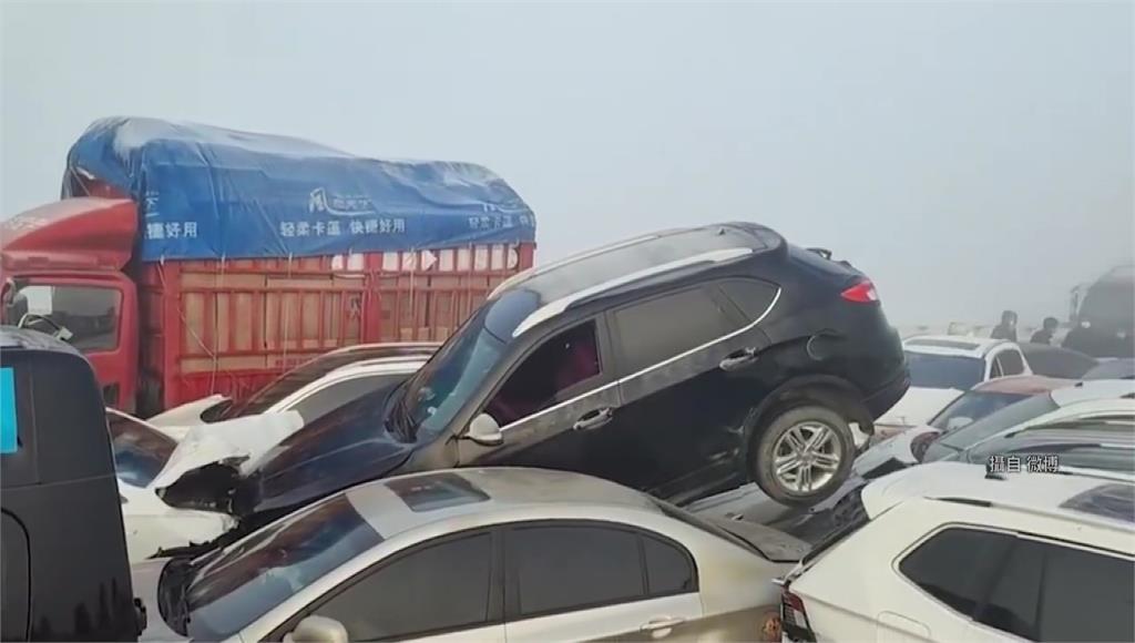 河南鄭州市鄭新黃河大橋發生嚴重車禍，上百輛車撞成一團。圖／翻攝自微博