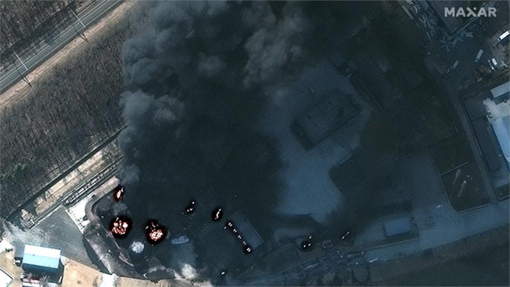 卡利尼夫卡儲油槽被俄軍襲擊後起火燃燒。圖／SATELLITE IMAGE ©2022 MAXAR TECHNOLOGIES