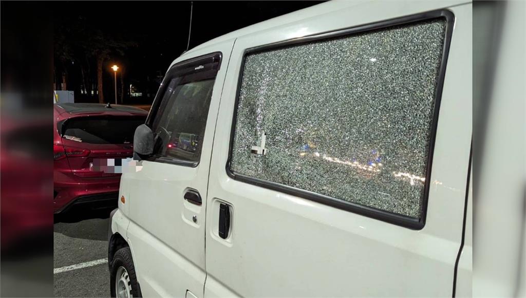 高雄三民一輛貨車車窗疑似遭BB彈射裂。圖／台視新聞