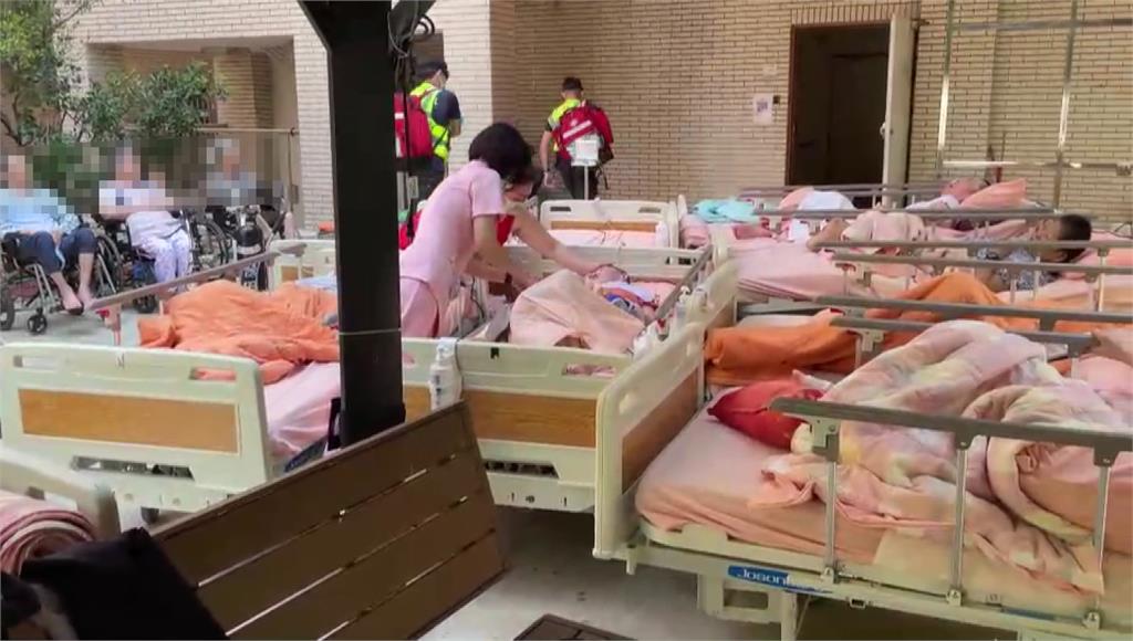 台中南區一間護理之家28日上午傳出火警，看護人員緊急疏散住民。圖／台視新聞
