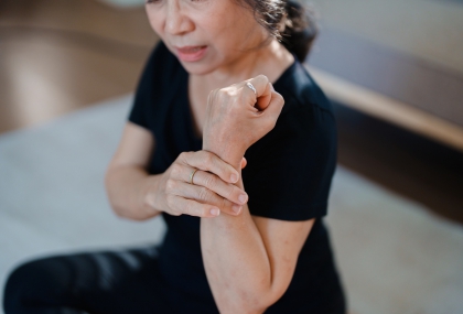 手腕莫名不舒服？醫示警：小心媽媽手 「4習慣」恐讓疼痛越來越嚴重