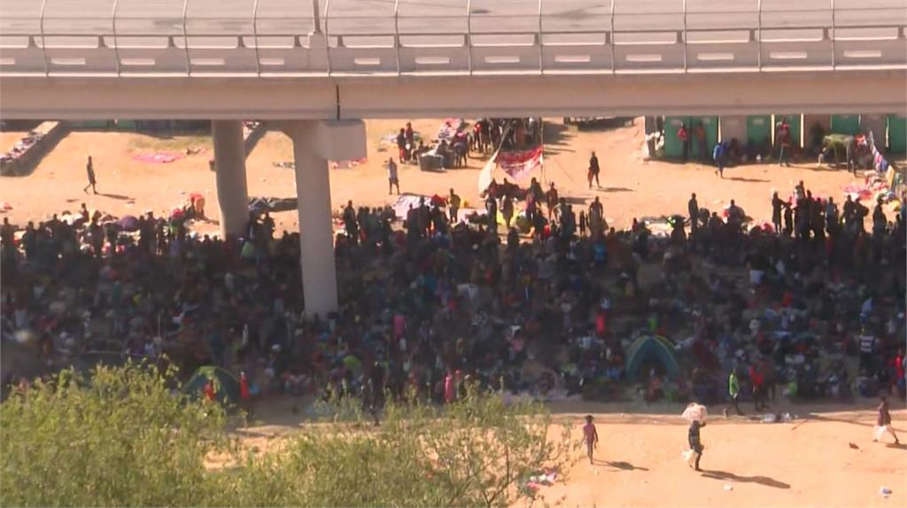 上萬名移民露宿在德州德利奧市國際大橋下，等待入境美國。圖／翻攝自AP Direct