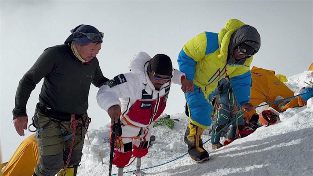 尼泊爾退役軍人馬加爾靠義肢登聖母峰。圖／路透社、美聯社