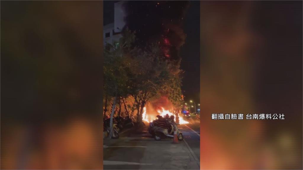 兩排機車燒毀。圖：翻攝自台南爆料公社臉書